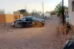 Una camioneta perdi el control e impact contra una vivienda