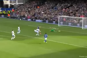 Las espectaculares atajadas del "Dibu" Martnez en el partido de Aston Villa