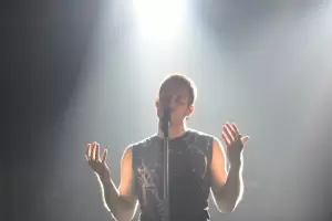 Wos ayud a las brigadas que luchan contra los incendios forestales en Crdoba