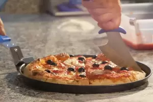 El sencillo truco para que los moldes de pizza no se peguen