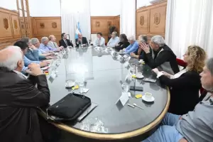 El Gobierno retoma negociaciones clave con los bloques dialoguistas