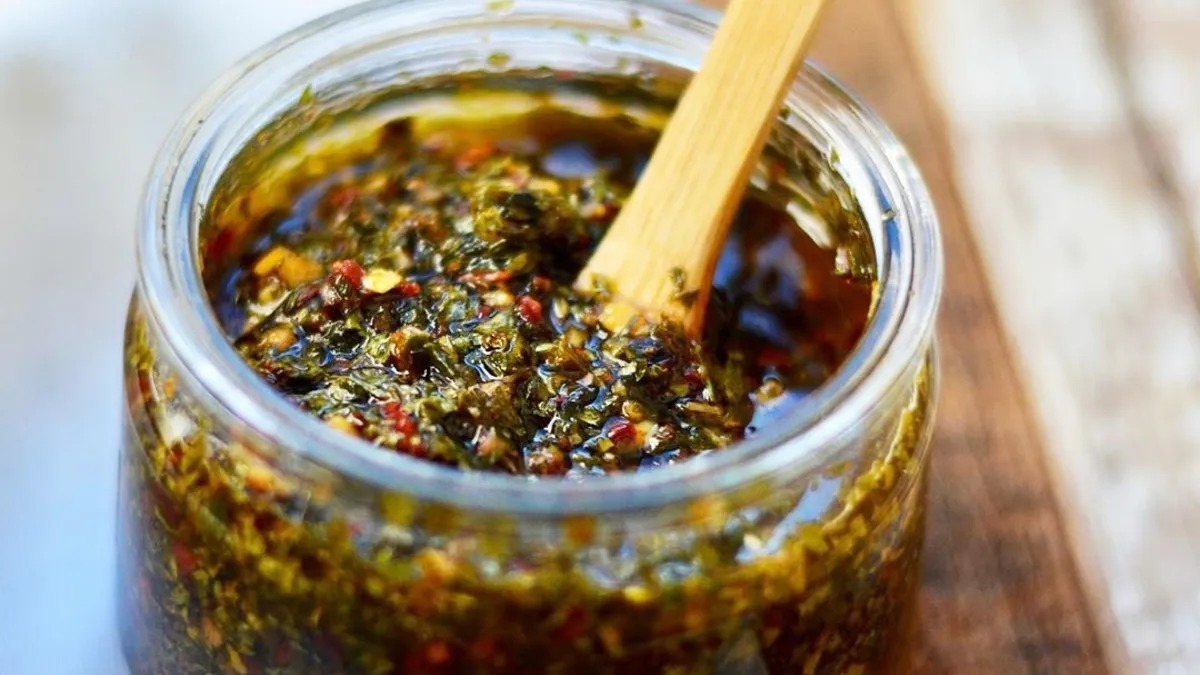 Chimichurri para pizza: cómo hacer la receta imperdible que usan en las pizzerías para darle sabor