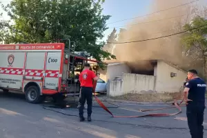 Se incendi una vivienda: padre e hijo resultaron ilesos