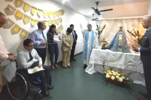 Emotiva visita de la Virgen al Juzgado Federal N 1