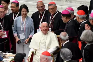 Francisco llama a rezar este domingo por un mundo "al borde del abismo"