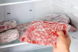 El truco infalible para descongelar la carne en 5 minutos