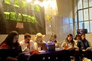 El IES C.J. Armstrong se reviste de radio teatro en la adaptacin de "Noches Blancas" de Dostoyevski