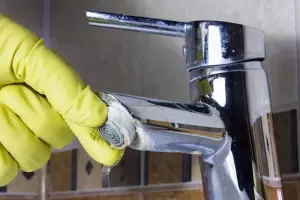 El sencillo truco para eliminar la cal de las canillas, paso a paso