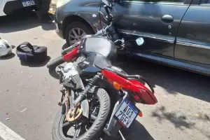 Una motociclista termin lesionada tras chocar contra un remis