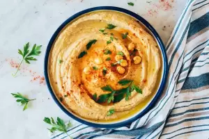 C�mo hacer Hummus, la salsa cremosa de garbanzos, en tan solo cinco minutos