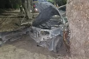 Accidente fatal: chocaron contra un rbol y uno de ellos perdi la vida