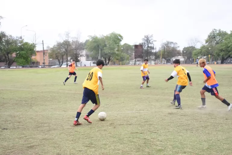 Con 500 inscriptos Boca Juniors prueba jugadores en la UNCA