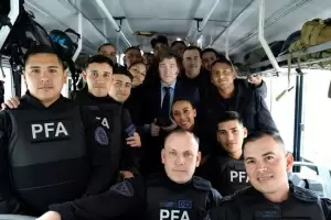 Milei se subi a un colectivo de la PFA y se sac una foto con los uniformados