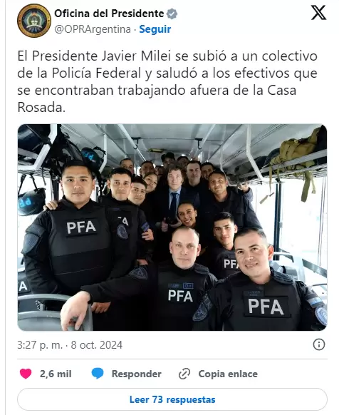 La foto de Javier Milei junto a los uniformados en el colectivo de la Polica Federal.