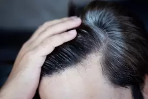 Trucos caseros que ayudan a tapar las canas y fortalecer el pelo
