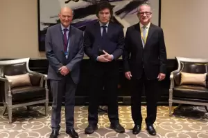 "Utilizan una causa noble a costa de robarles a los alumnos y los profesores"