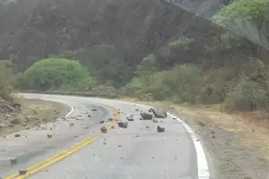 Por derrumbes menores, transitar con precaucin La Cbila