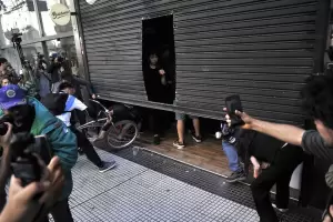 Manifestantes persiguieron y agredieron a un influencer libertario