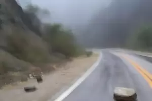 Por nuevos derrumbes, solicitan transitar con precaucin por La Cbila