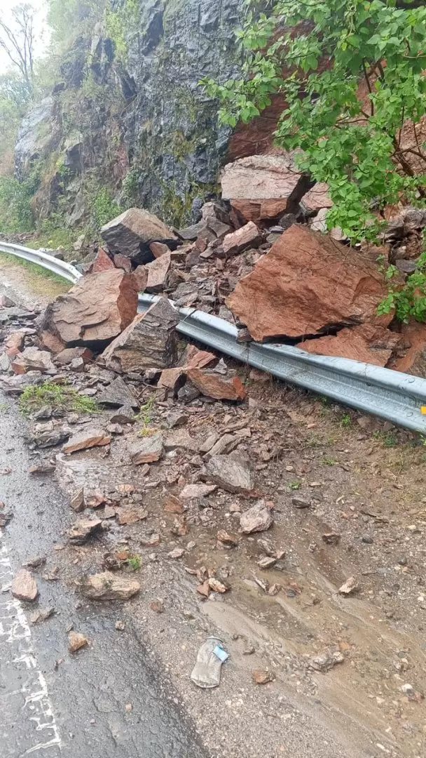 Derrumbe en el acceso a La Viña