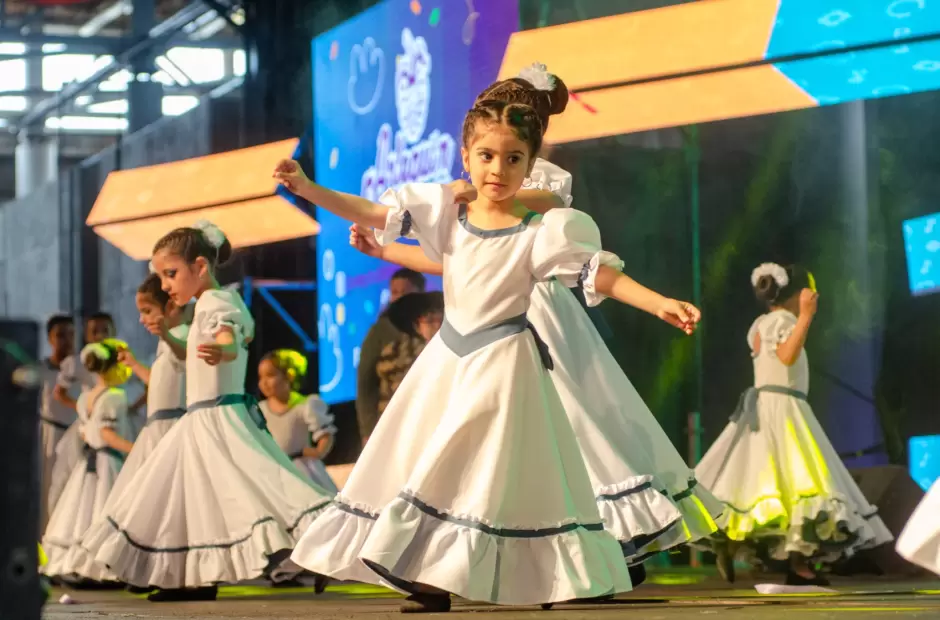 Los chicos, lucindose.