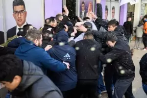 Martn Menem fue recibido a huevazos en su visita a Ro Gallegos