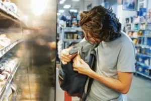 Se llevaba carne y fiambre ocultos en su mochila y fue demorado