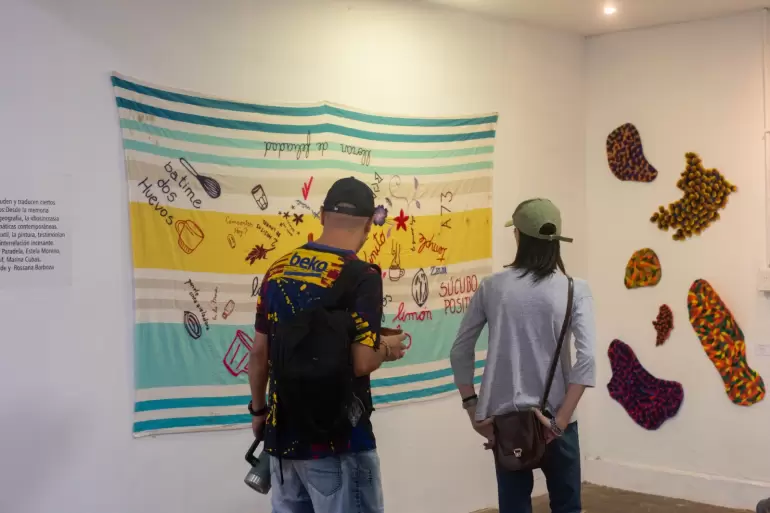 bordado colectivo en la Feria del Libro