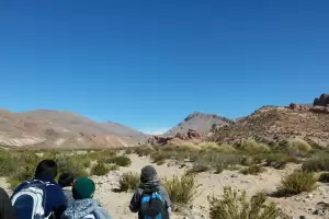 Nios de El Tolar no pudieron viajar para participar en el Ponchito por las lluvias y crece el reclamo por el camino