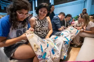 "Pasionarias" y el bordado de forma colectiva en la Feria del Libro