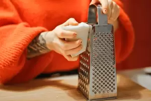 El infalible truco para eliminar las manchas oxidadas del rallador de la cocina