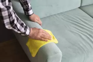 El truco para quitar las manchas de los sillones en simples pasos