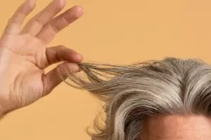Adis canas: El truco natural para eliminar el cabello blanco sin tintes