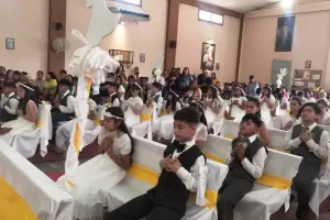 Ms de 200 nios recibieron su Primera Comunin en la parroquia Espritu Santo