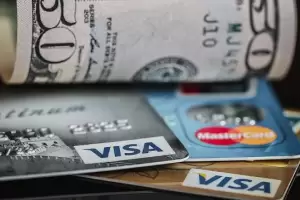 El Banco Central habilitar tarjetas de dbito en dlares para cuentas CERA