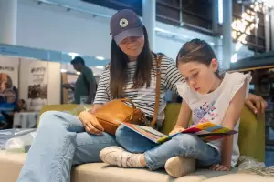 Tras la Feria, el consejo para los chicos: Leerles en voz alta y dejarlos manipular libros
