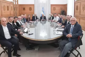 El Gobierno con diputados dialoguistas para asegurar el apoyo a la Ley Hojarasca