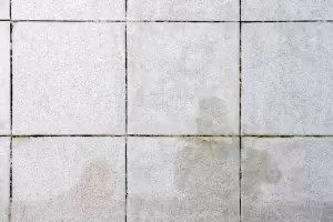 El truco casero para eliminar las juntas negras de las baldosas con solo un producto