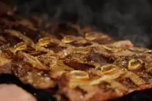 Ni chimichurri ni manteca: el truco para tiernizar la carne a la parrilla y darle sabor