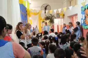 La Virgen visit la escuela Clara J. Armstrong y Fiscala General de la Nacin