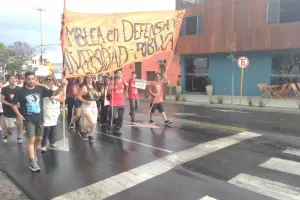 Estudiantes y gremios universitarios marcharon por la educacin pblica