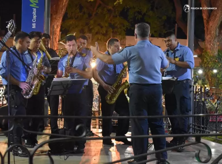 retreta madres policia