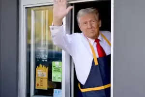 Trump cocin papas fritas en un conocido local de hamburguesas