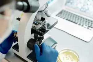 Salud adquirir un microscopio para trasplantes de crneas