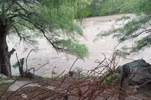 Crecidas y lluvias: recomiendan no acercarse a los ros en el interior