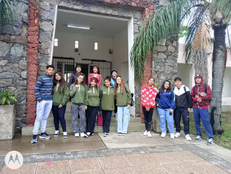 Alumnos de la escuela secundaria 76 trabajando en el taller de lapidacion