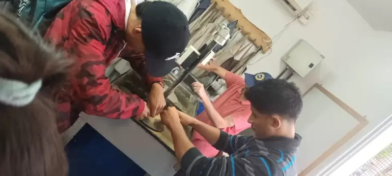 Alumnos de la escuela secundaria 76 trabajando en el taller de lapidacion