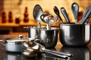 El truco para eliminar las manchas difciles de ollas y sartenes con solo un ingrediente