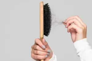 Dej� tus peines y cepillos como nuevos con este infalible truco de limpieza