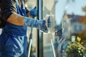 El truco para dejar las ventanas bien relucientes con solo un ingrediente